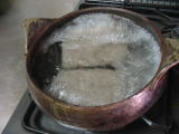 こんにゃくを鍋で煮る写真