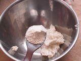 小麦粉を混ぜる写真