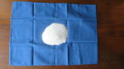 焼き塩湿布の塩を布に広げる