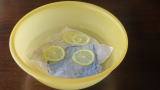 デリケートな小物を漂白するレモンの輪切りの写真