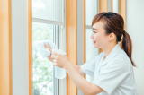 重曹で窓を拭く写真