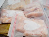 冷凍用保存袋の中の小分けした冷凍鶏肉の写真