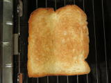 魚焼きグリルで焼いたトーストの写真